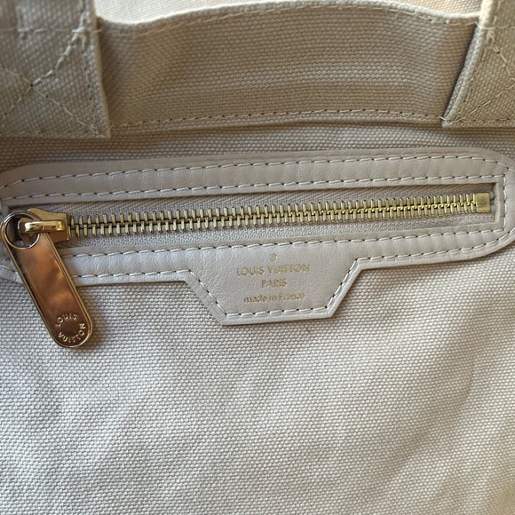 That’s Love authentic tote by Louis Vuitton AUTHENTIC! - Picture 12 of 15